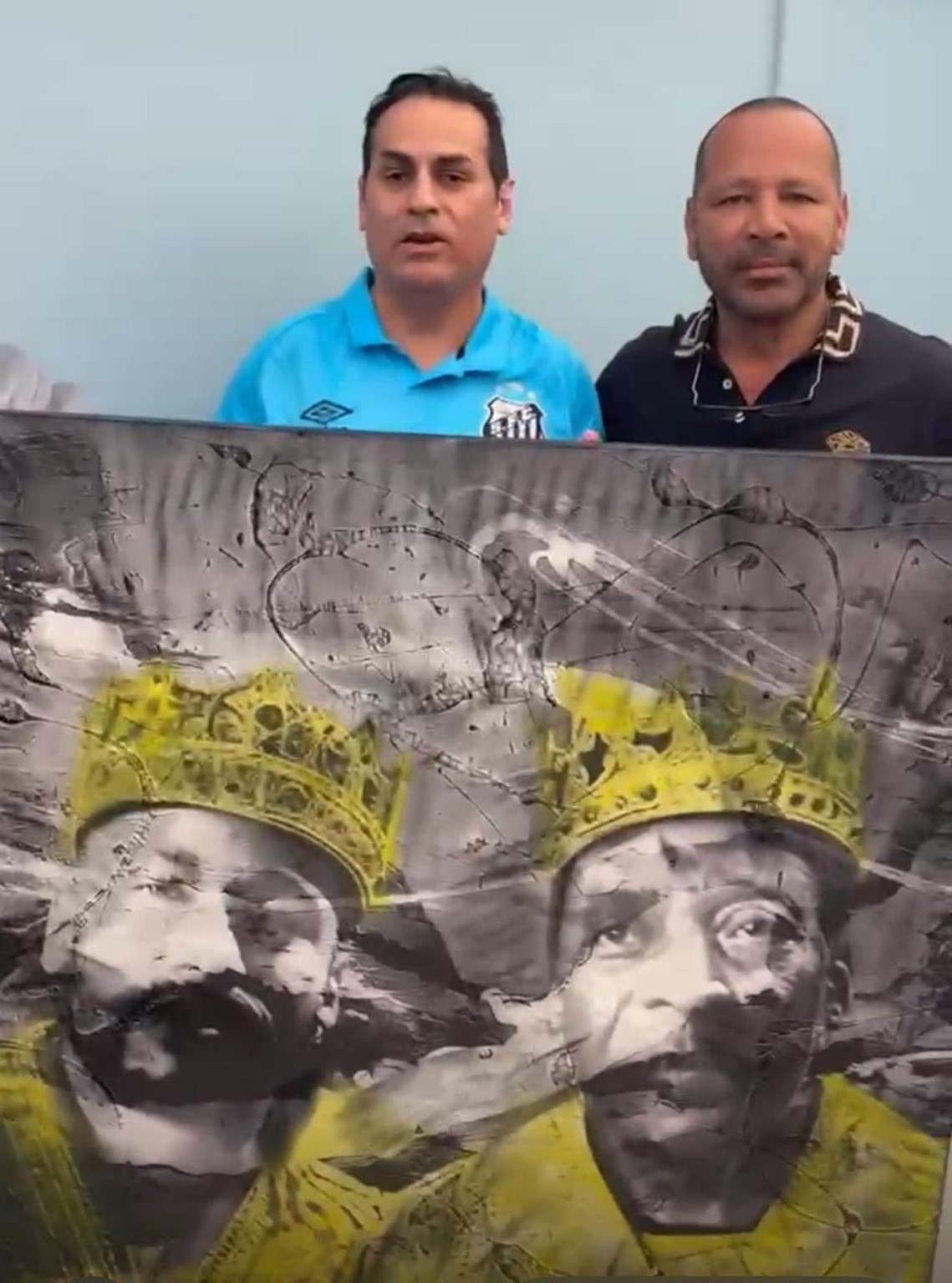 Dois participantes apresentam retratos de Pelé com coroas amarelas.