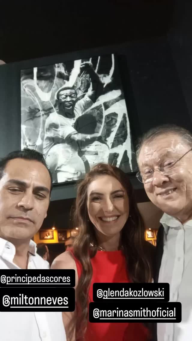 Wesley Correa com convidados diante de obra dedicada a Pelé