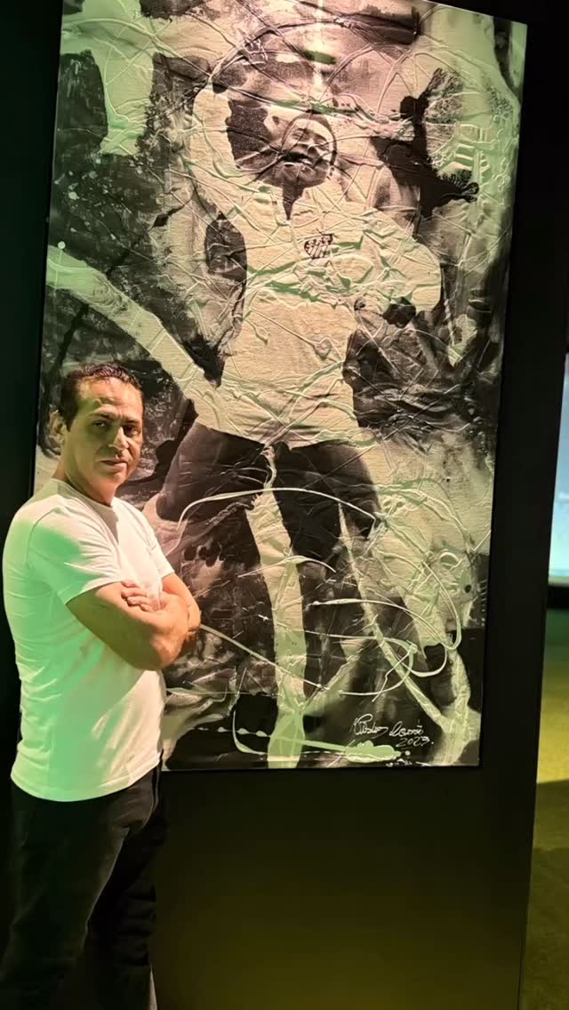 Wesley Correa diante de obra monumental dedicada a Pelé