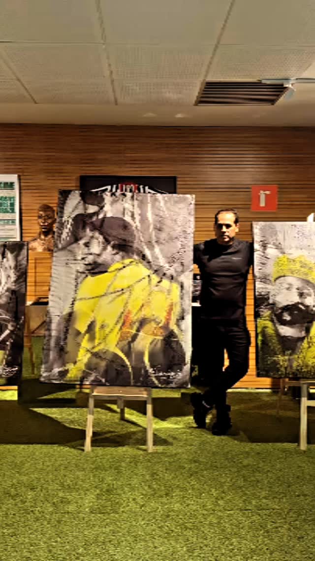 Vista da exposição sobre Pelé com obras de Wesley Correa