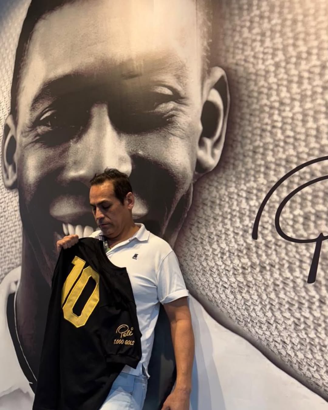 Wesley Correa apresenta camisa preta dedicada aos mil gols de Pelé diante de retrato monumental