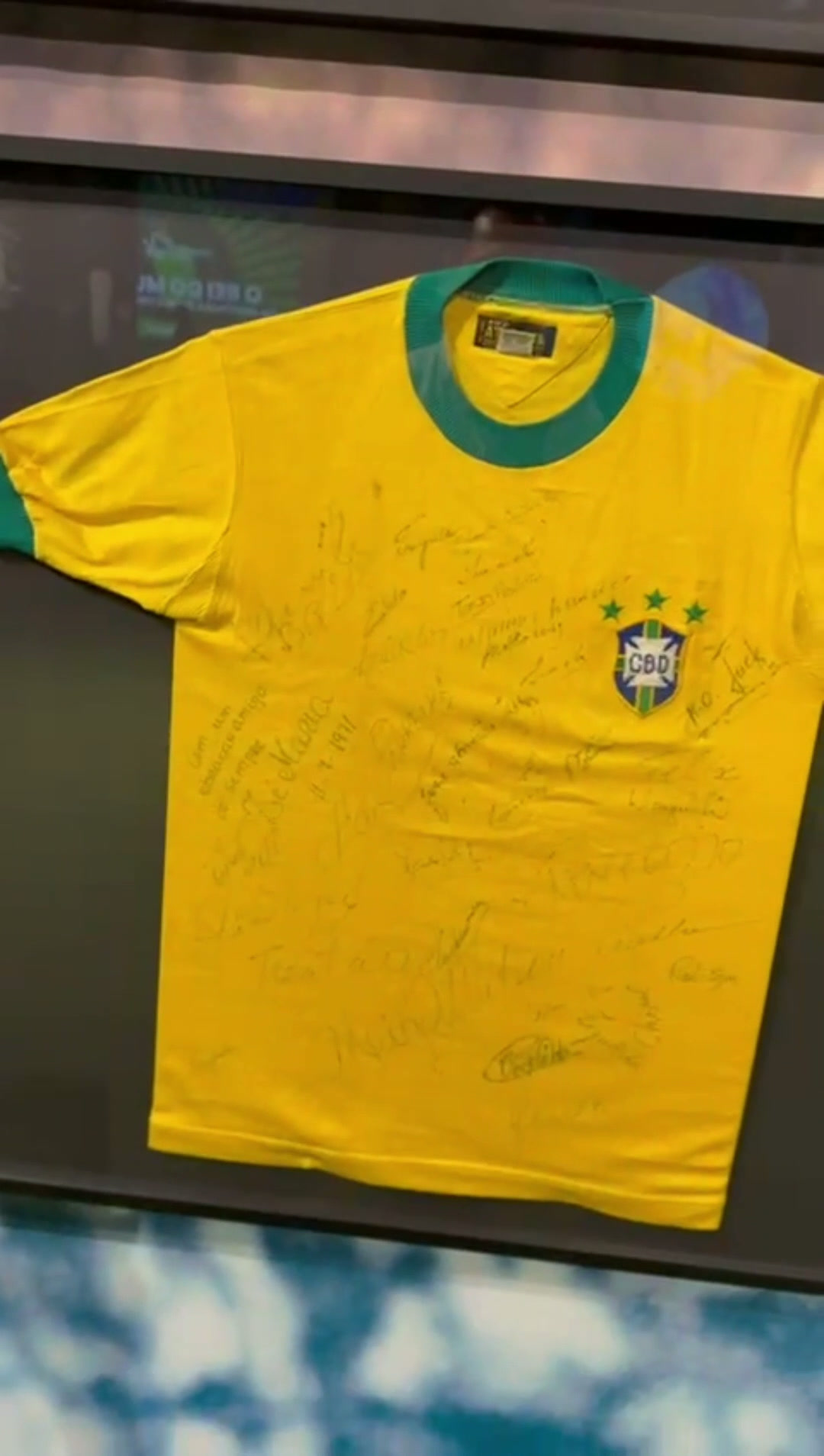 Camisa da Seleção Brasileira assinada em exposição dedicada a Pelé