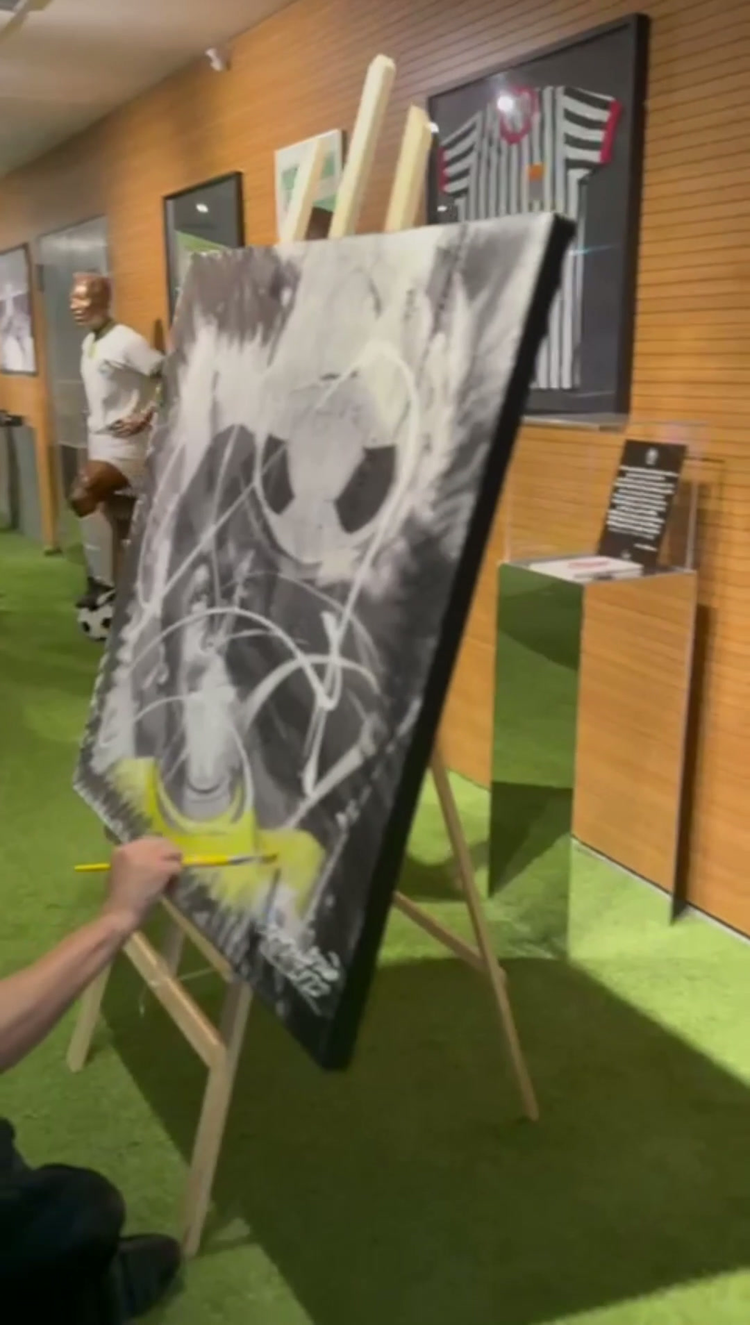 Wesley Correa inicia pintura ao vivo da série Rei Pelé
