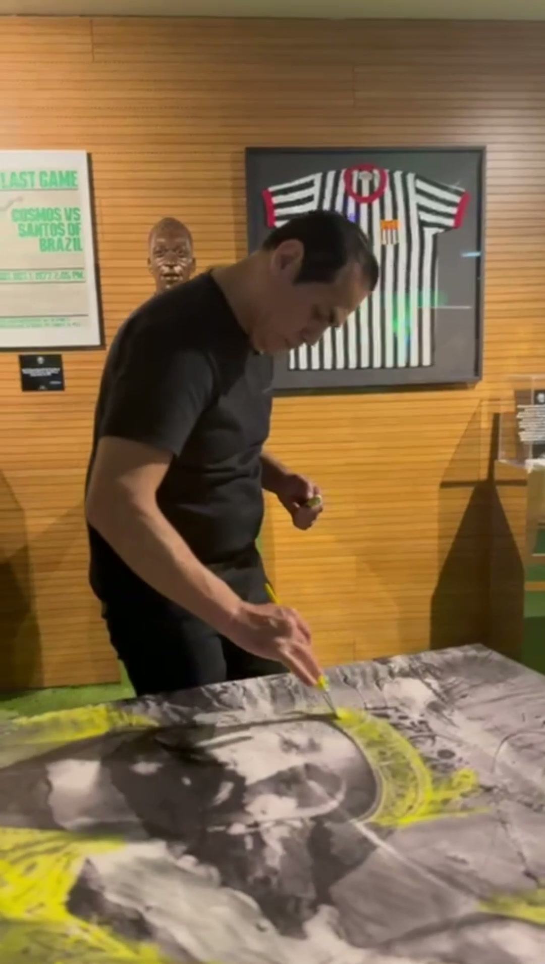 Wesley Correa trabalha sobre retrato de Pelé