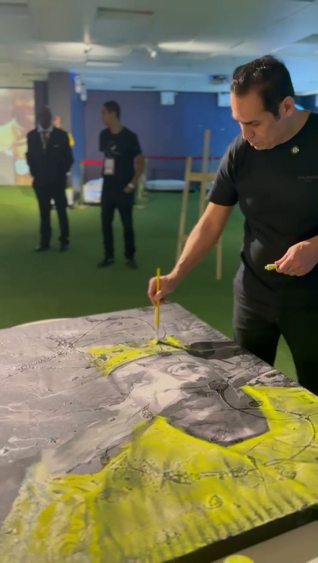 Wesley Correa finaliza obra da homenagem ao Rei Pelé
