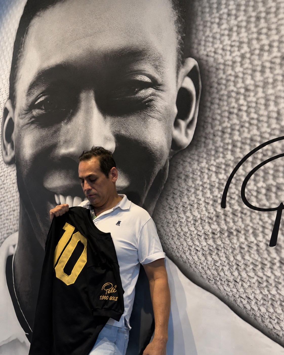 Wesley Correa apresenta camisa dedicada aos mil gols de Pelé