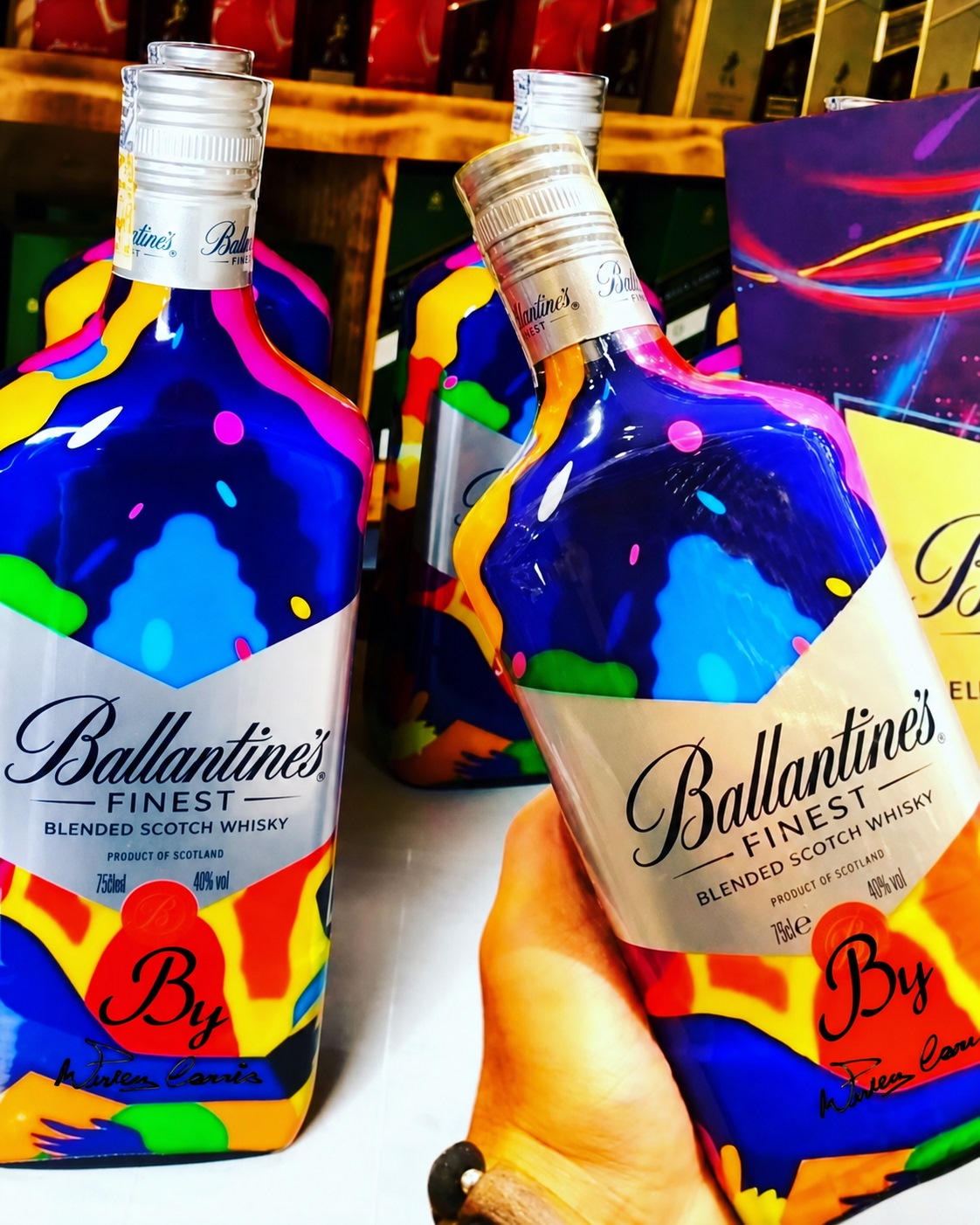 Garrafas Ballantine's com aplicação colorida assinada por Wesley Correa