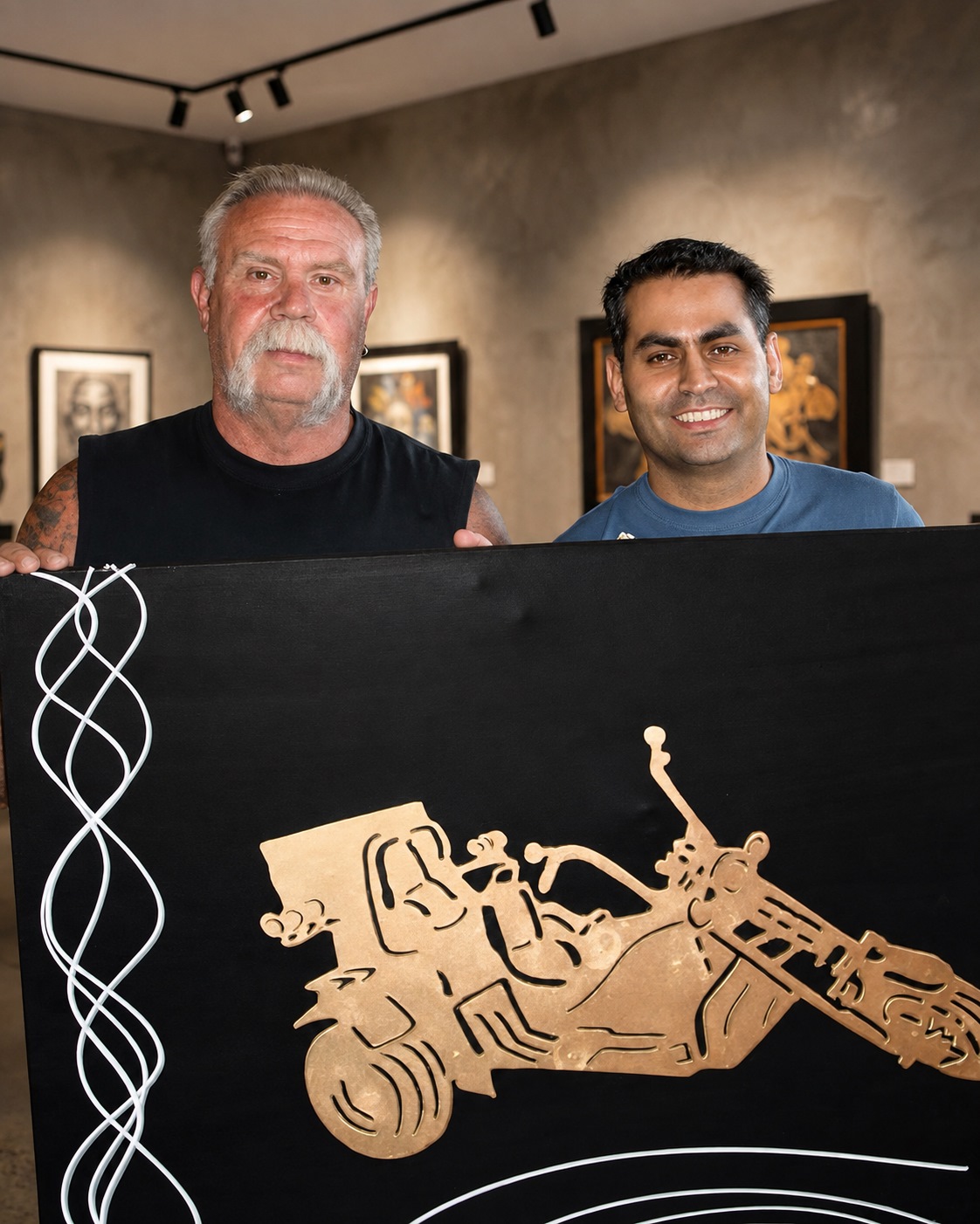 Obra com motocicleta recortada em metal apresentada por Wesley Correa e convidado